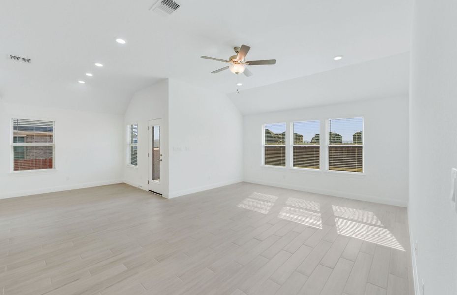 Spacious, unfurnished interior of a new home in Saddleback at Santa Rita Ranch, Liberty Hill (Image 30).