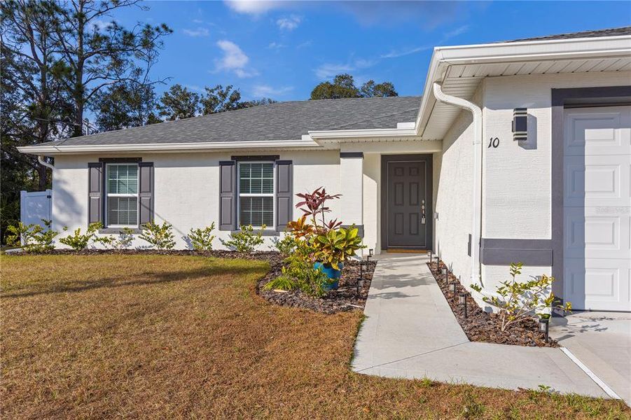 Exterior details and patio area of a home in , Palm Coast (Image 4).
