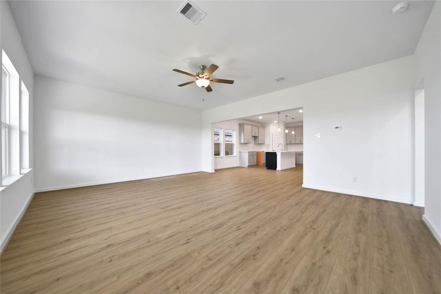 Spacious, unfurnished interior of a new home in , Rosharon (Image 14).