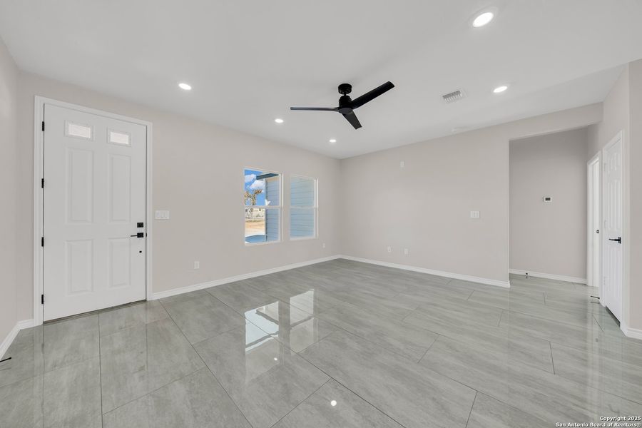 Spacious, unfurnished interior of a new home in , Natalia (Image 20).