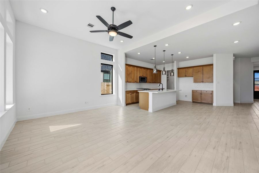 Spacious, unfurnished interior of a new home in Sienna, Missouri City (Image 21).