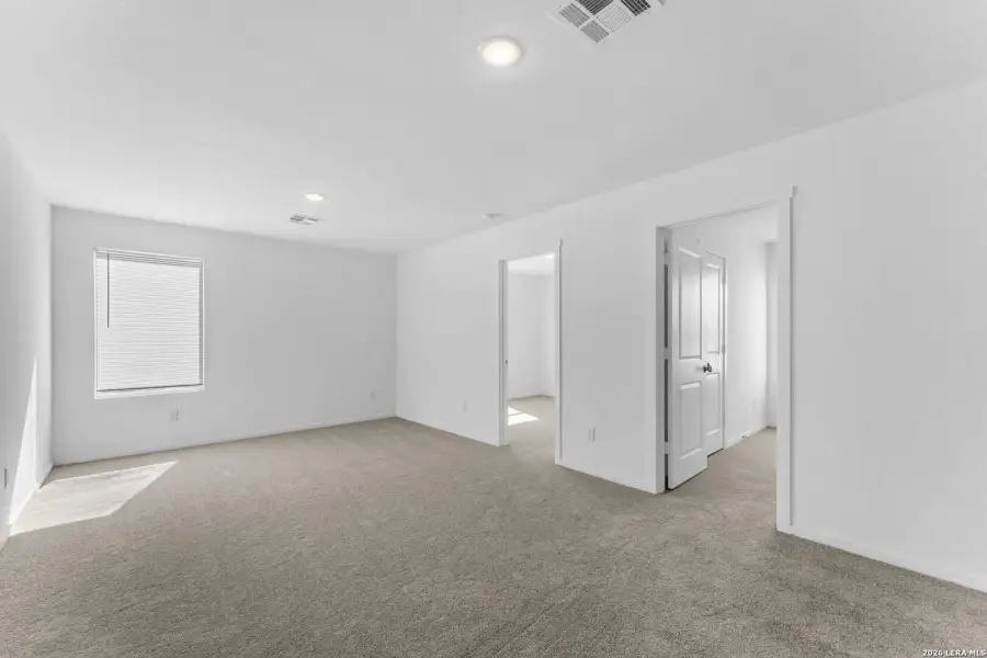 Spacious, unfurnished interior of a new home in Sky Ranch, New Braunfels (Image 17).