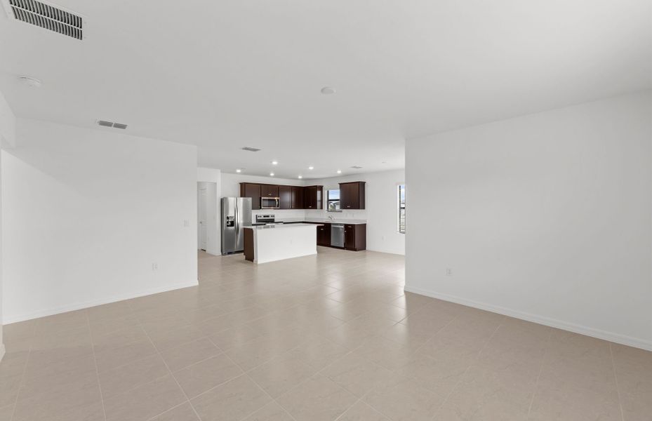 Spacious, unfurnished interior of a new home in Whispering Lakes, Lehigh Acres (Image 24).