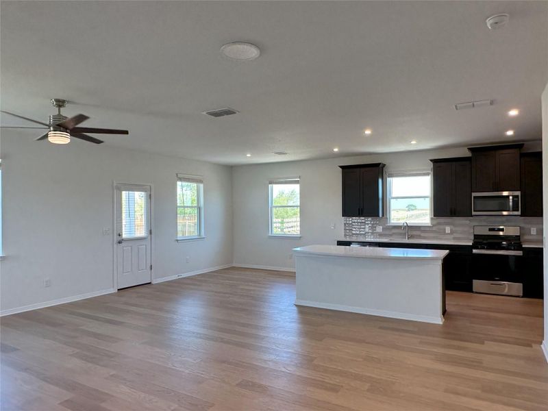 Spacious, unfurnished interior of a new home in Porter Country, Buda (Image 18).