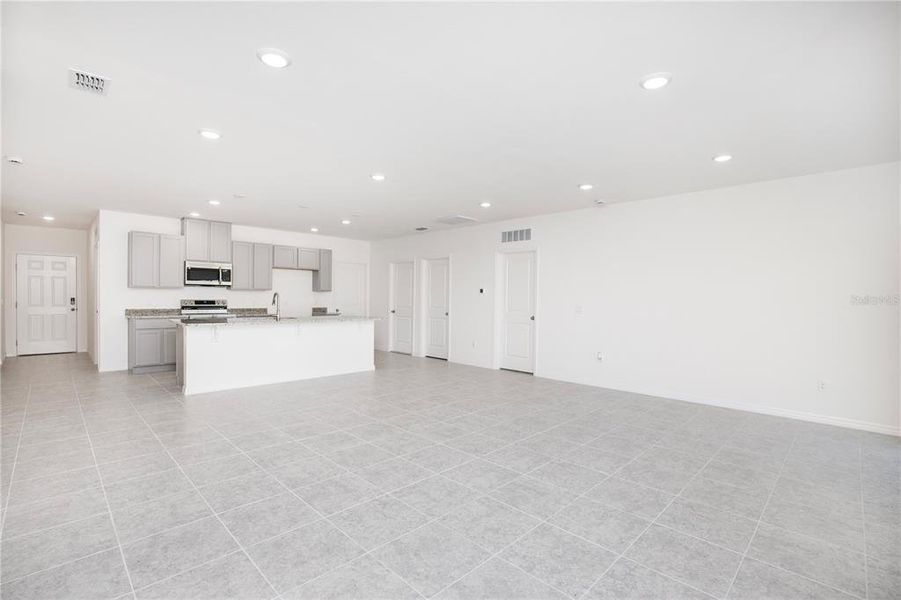 Spacious, unfurnished interior of a new home in Burnt Store Village, Punta Gorda (Image 17).