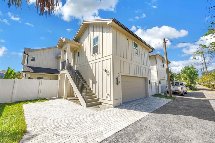 Exterior details and patio area of a home in , St. Petersburg (Image 26).