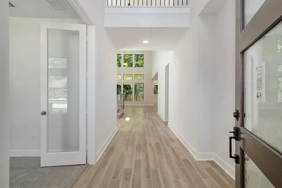 Spacious, unfurnished interior of a new home in Cross Creek West, Fulshear (Image 9).