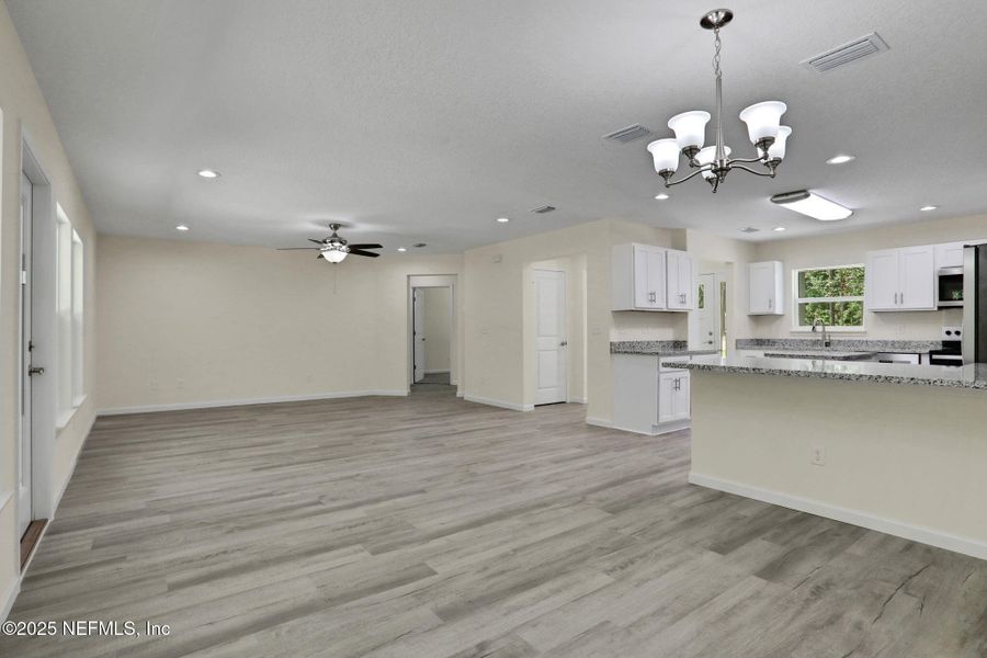 Spacious, unfurnished interior of a new home in , Middleburg (Image 28).