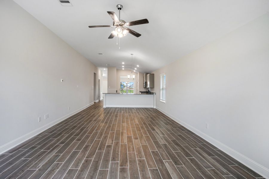 Spacious, unfurnished interior of a new home in Bayou Maison, Dickinson (Image 16).