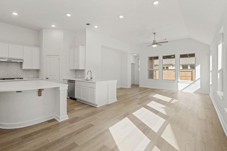 Spacious, unfurnished interior of a new home in Sunterra, Katy (Image 17).