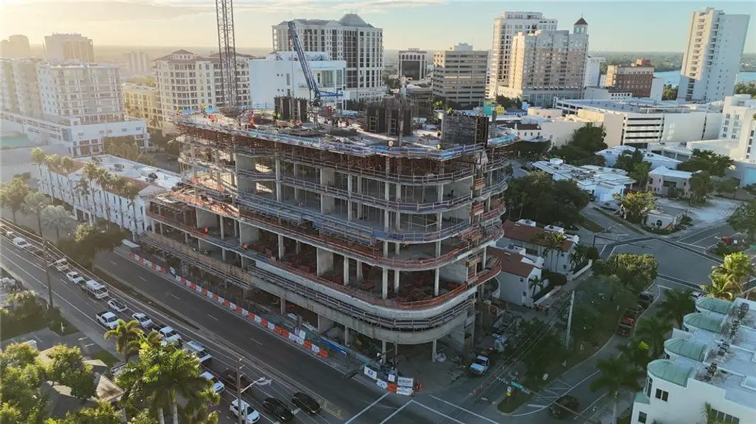 Condo located in Sarasota, FL showcasing its design and architecture (Image 3).