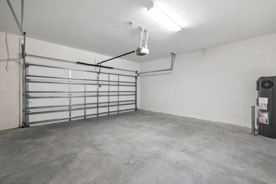 Spacious, unfurnished interior of a new home in Lake Lincoln, Eustis (Image 9).