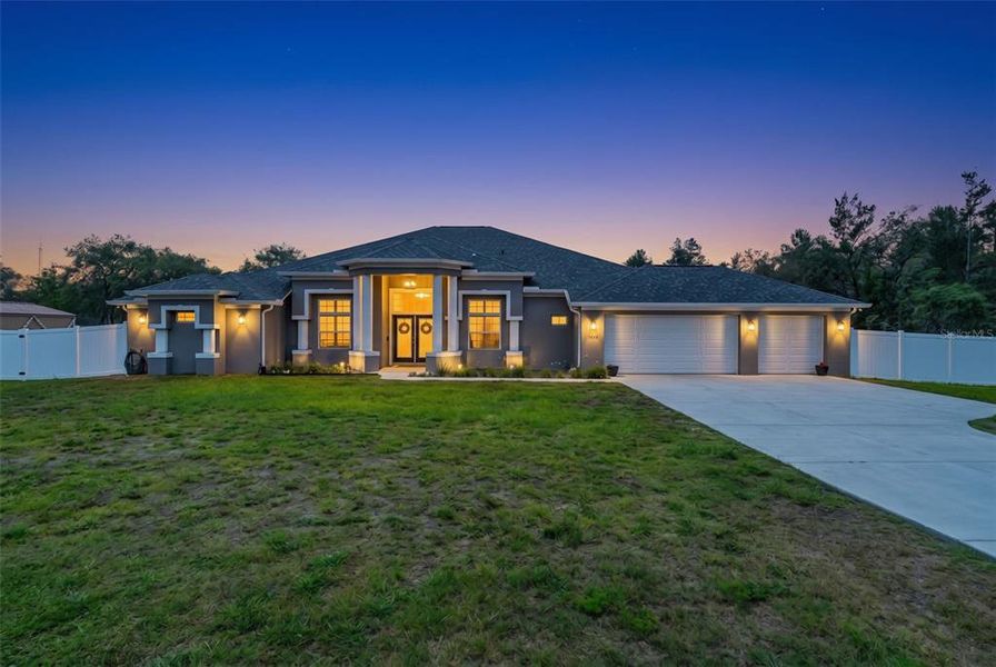 Exterior details and patio area of a home in , Weeki Wachee (Image 3).
