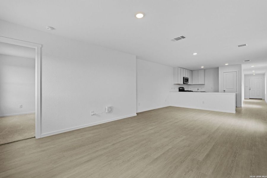 Spacious, unfurnished interior of a new home in Spring Grove, St. Hedwig (Image 18).