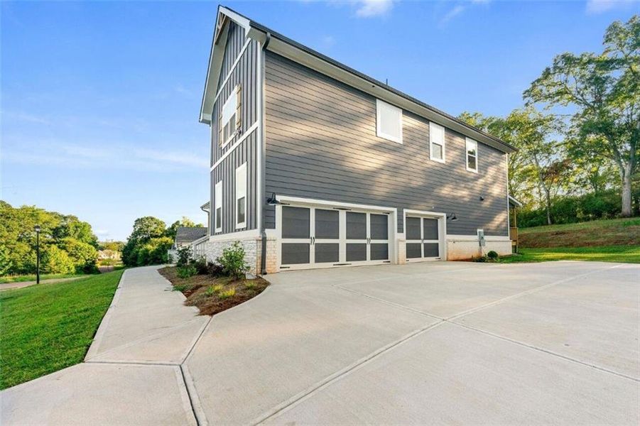 Exterior details and patio area of a home in Steeplechase, Hoschton (Image 21).