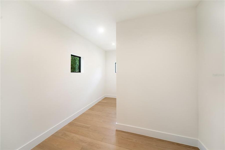 Spacious, unfurnished interior of a new home in , Sarasota (Image 86).