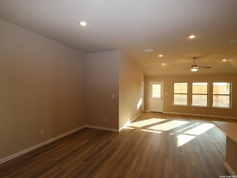 Spacious, unfurnished interior of a new home in Mesquite Ridge, San Antonio (Image 24).