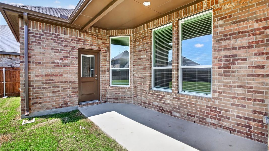 Exterior details and patio area of a home in Lakeview Pointe, Grand Prairie (Image 2).
