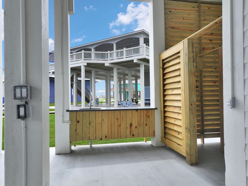 Fish, cleaning station and entryway to sand shower