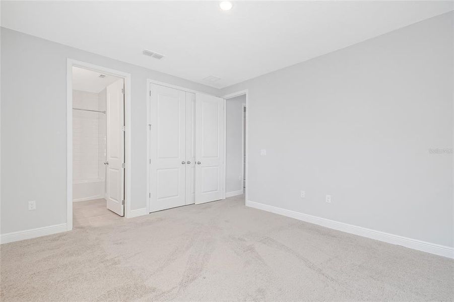 Spacious, unfurnished interior of a new home in , Orlando (Image 60).