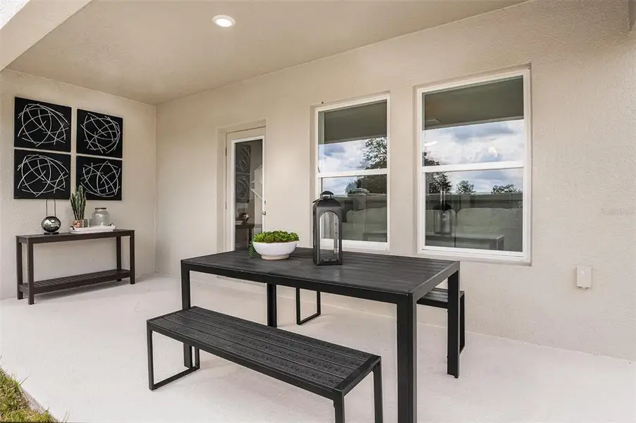 Exterior details and patio area of a home in , Haines City (Image 2).