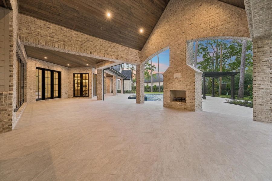 EXPANSIVE BACK PATIO WITH MOSQUITO SYSTEM
