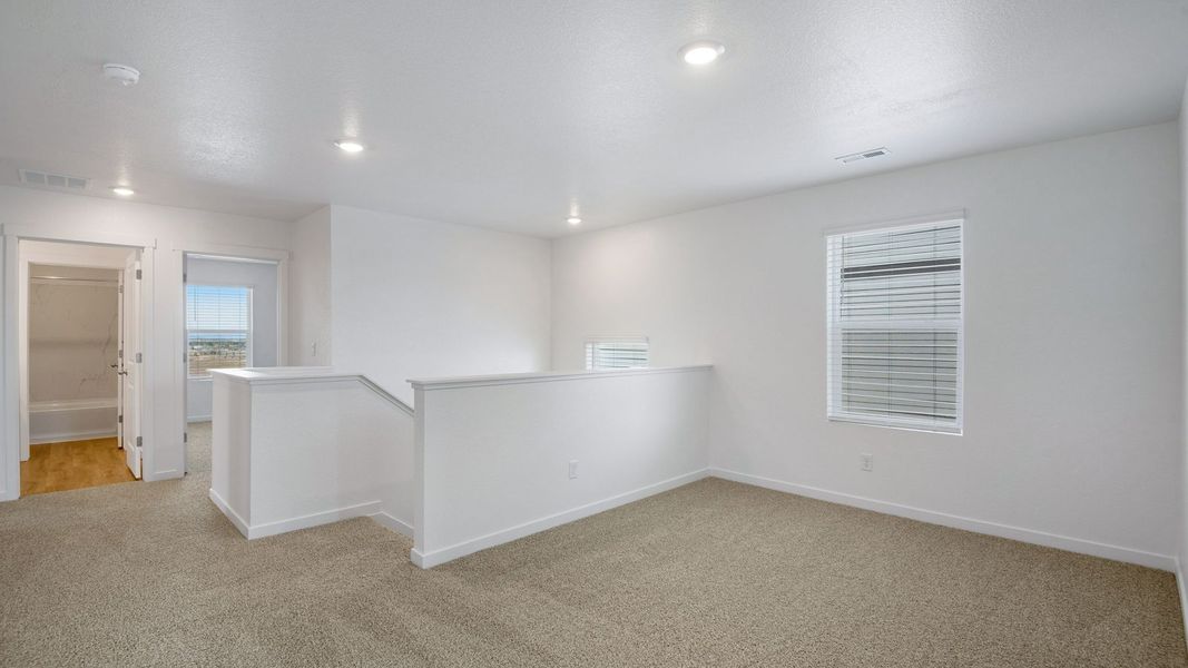 Spacious, unfurnished interior of a new home in Vista Meadows, Fort Lupton (Image 27).