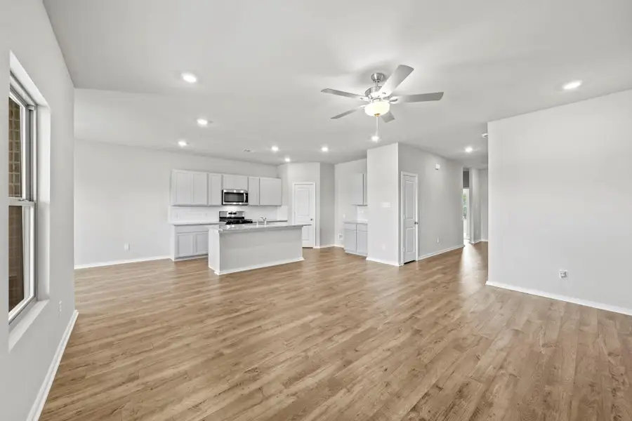 Spacious, unfurnished interior of a new home in Laurel Landing, Alvin (Image 19).