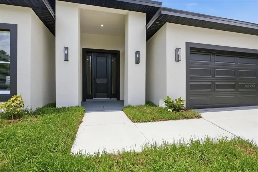 Exterior details and patio area of a home in , Orlando (Image 4).
