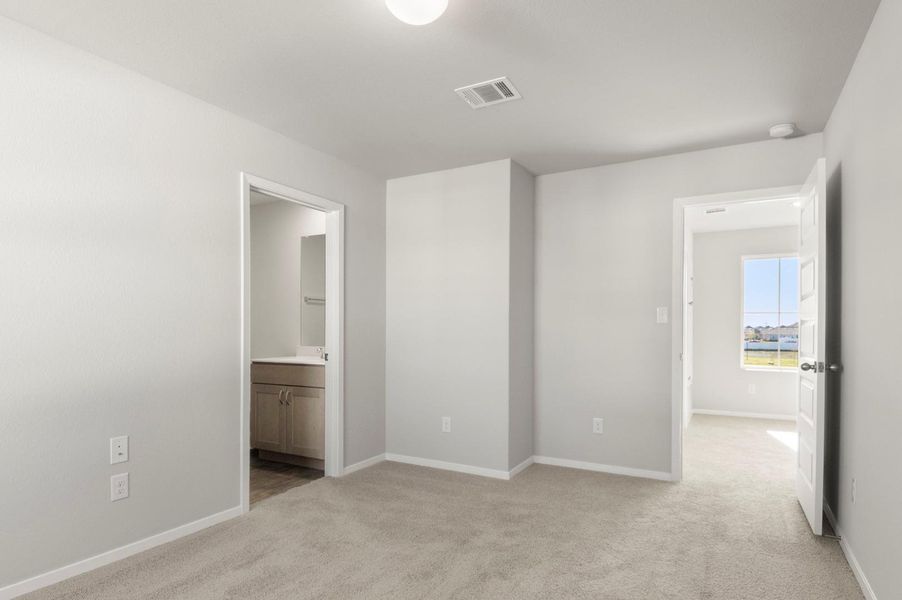 Spacious, unfurnished interior of a new home in Harvest Ridge, Elgin (Image 24).