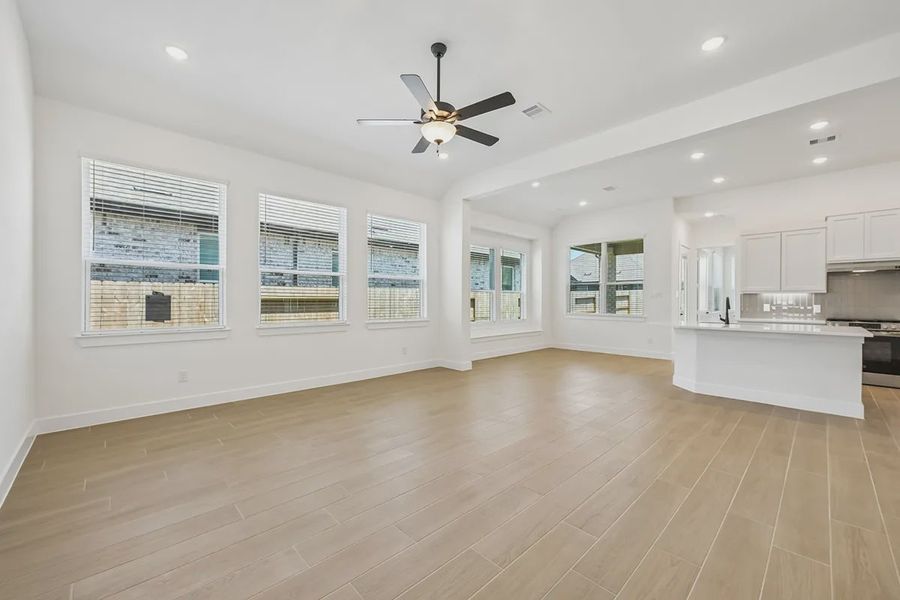Spacious, unfurnished interior of a new home in Wood Leaf Reserve, Tomball (Image 18). Spacious, unfurnished interior of a new home in Wood Leaf Reserve, Tomball (Image 18).