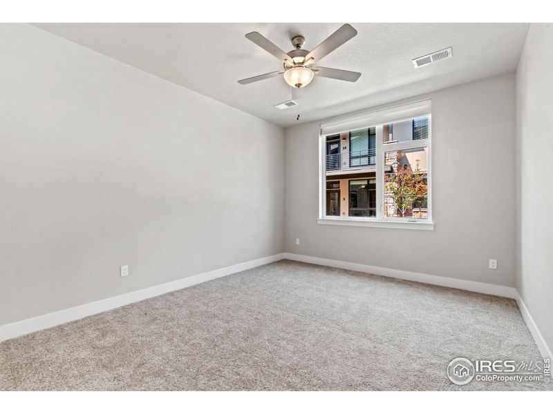 Primary bedroom w/ ceiling fan