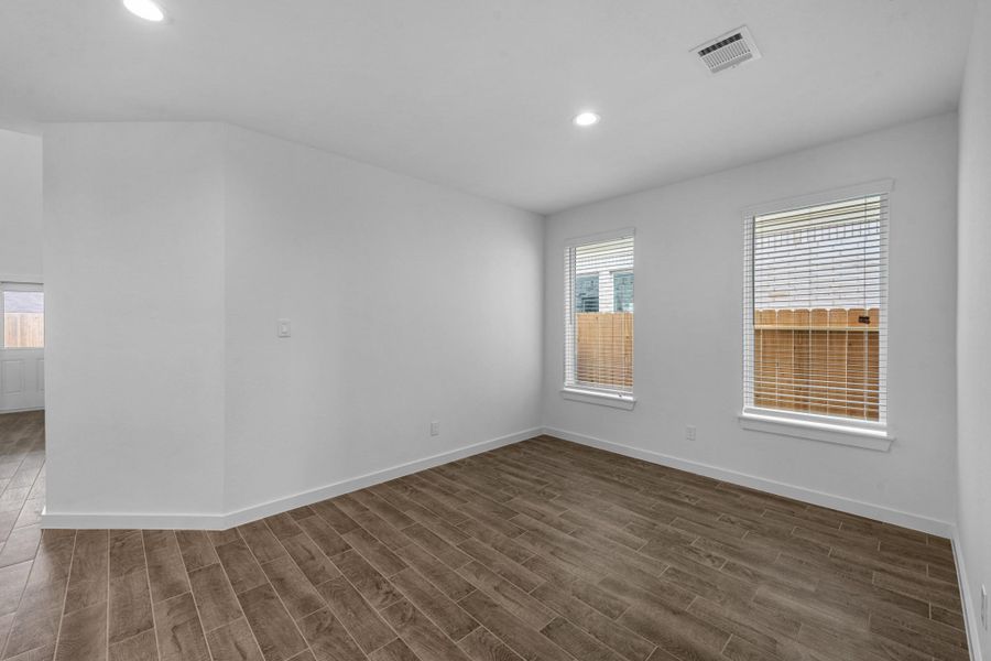 Spacious, unfurnished interior of a new home in Grand Mason Crossing, Katy (Image 19).