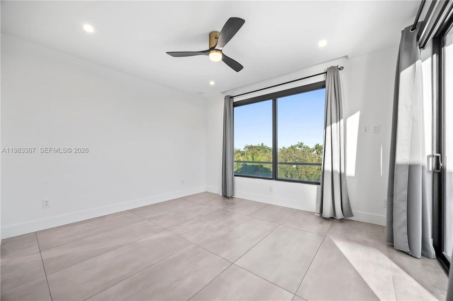 Spacious, unfurnished interior of a new home in , Fort Lauderdale (Image 27).