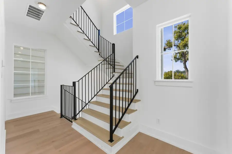 Spacious, unfurnished interior of a new home in , Houston (Image 11).