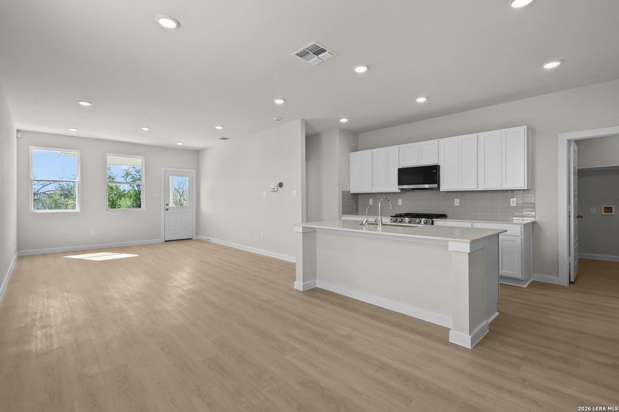 Spacious, unfurnished interior of a new home in Summerlin, San Antonio (Image 34).