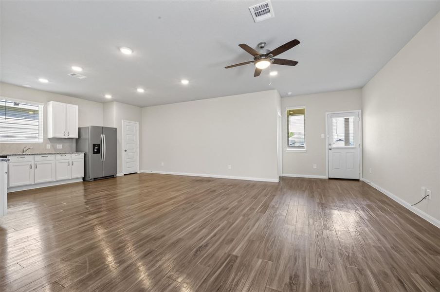 Spacious, unfurnished interior of a new home in River's Edge, Conroe (Image 44). Spacious, unfurnished interior of a new home in River's Edge, Conroe (Image 44).