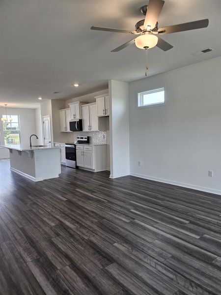 Spacious, unfurnished interior of a new home in Edgefield, Loris (Image 18).