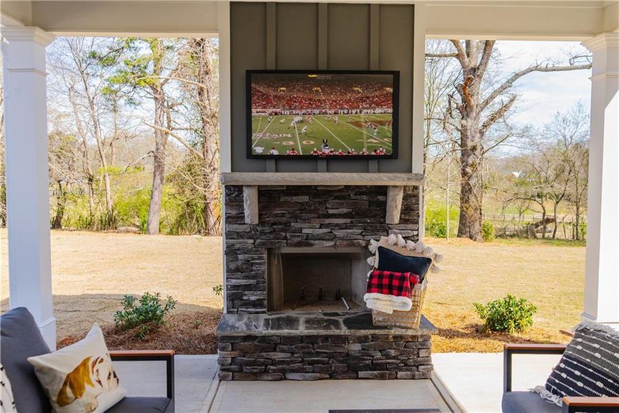 Exterior details and patio area of a home in Hampton Ridge, Jefferson (Image 28).