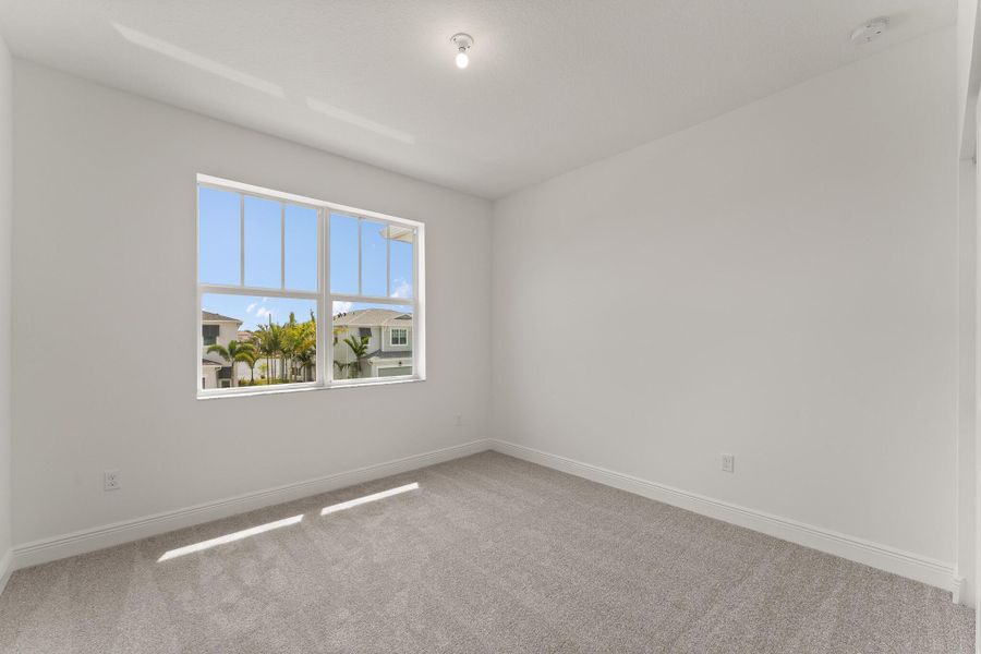 Spacious, unfurnished interior of a new home in Avila, Jensen Beach (Image 8).