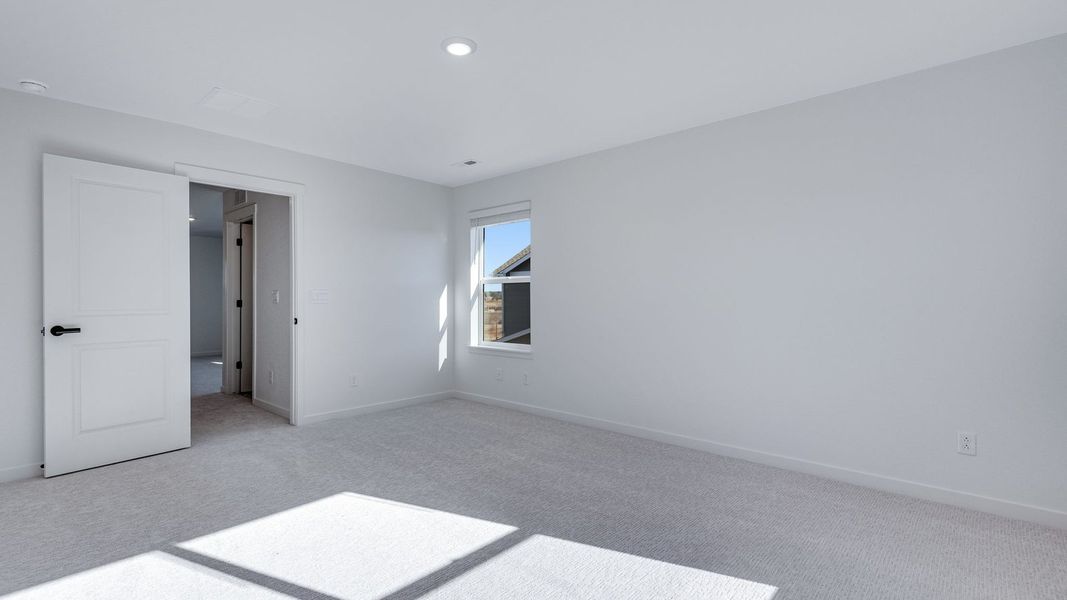 Spacious, unfurnished interior of a new home in Vista Meadows, Fort Lupton (Image 25).