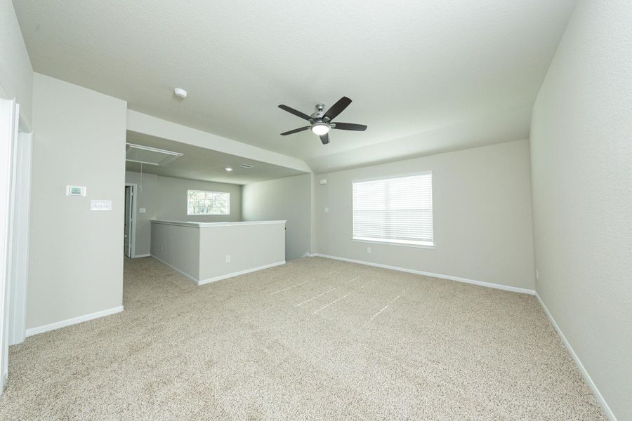 Spacious, unfurnished interior of a new home in Mackenzie Creek, Conroe (Image 13).