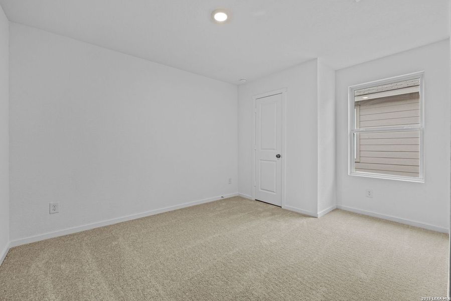 Spacious, unfurnished interior of a new home in Spring Grove, St. Hedwig (Image 14).