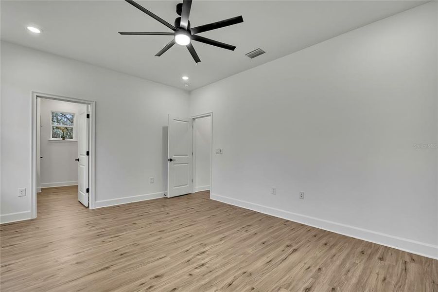 Spacious, unfurnished interior of a new home in , Weeki Wachee (Image 38).