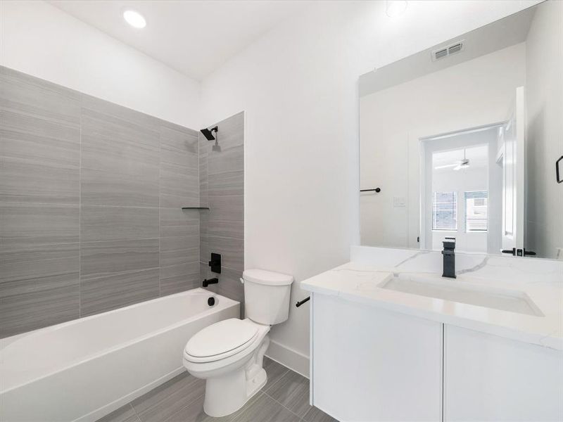 Furnished interior view inside a new home in Royal Court, Frisco (Image 8).