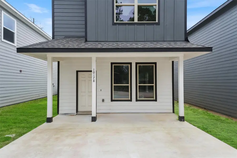 Exterior details and patio area of a home in , Willis (Image 3).
