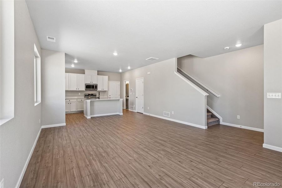 Spacious, unfurnished interior of a new home in Spring Valley, Longmont (Image 29).