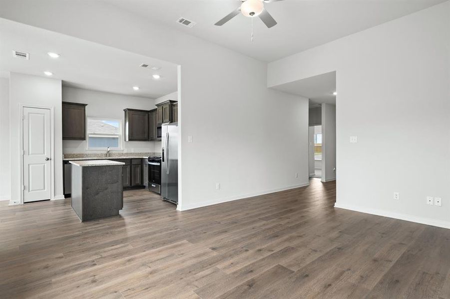 Spacious, unfurnished interior of a new home in Logan Square, Fort Worth (Image 6).