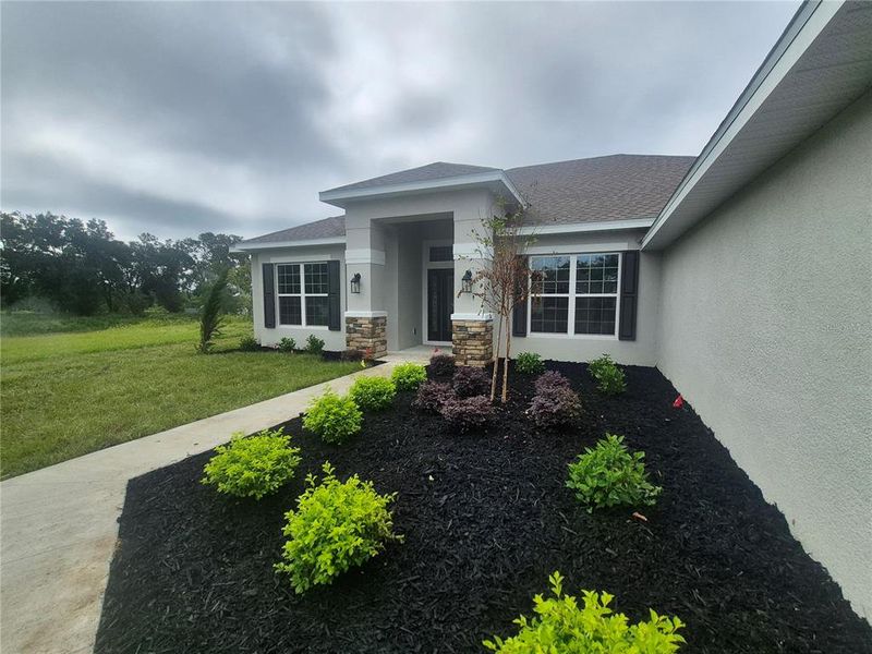 Exterior details and patio area of a home in Hill Country Estates, Dade City (Image 3).