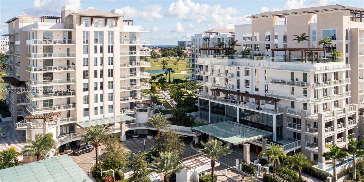 Condo located in Boca Raton, FL showcasing its design and architecture (Image 4).